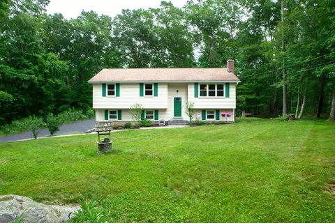 18 Old Coach Rd, East Hampton, CT 06424