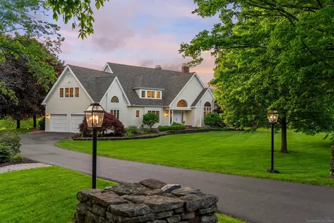 83 Old Farms Rd, Simsbury, CT 06092