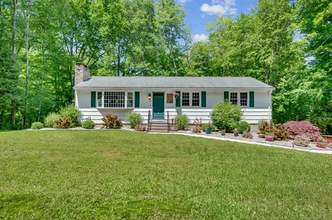 145 W Woods Rd, Hamden, CT 06518