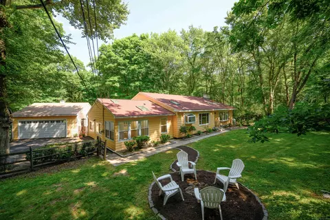 147 Pease Rd, Woodbridge, CT 06525