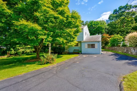 27 Ledgewood Dr, Norwalk, CT 06850