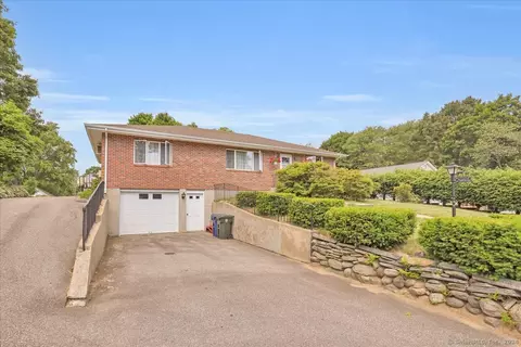 40 Gifford Ave, Windham, CT 06226