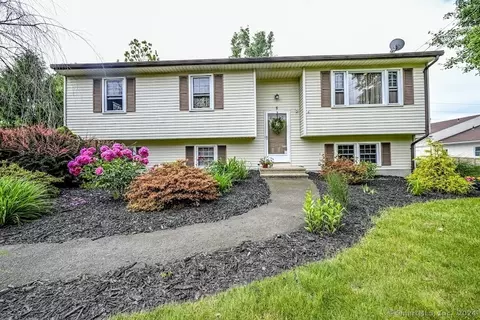 8 Circle Dr, Wallingford, CT 06492