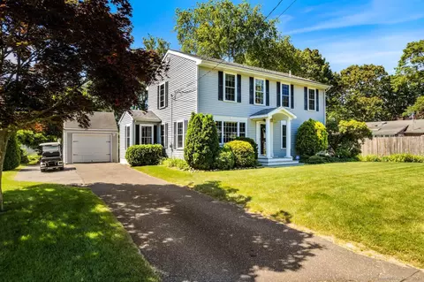 11 Fenwood Ave, Old Saybrook, CT 06475