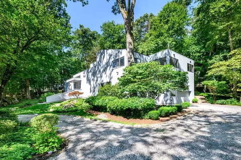 33 Mill Brook Rd W, Stamford, CT 06902