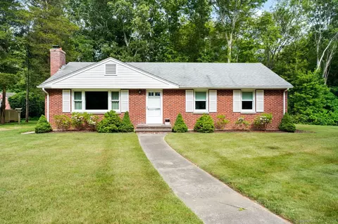 2 Hickory Ave, Clinton, CT 06413