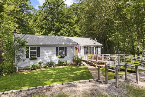 71 W Shore Dr, Clinton, CT 06413