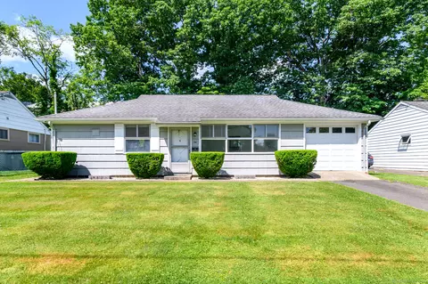 34 Hearthstone Ct, Stamford, CT 06902