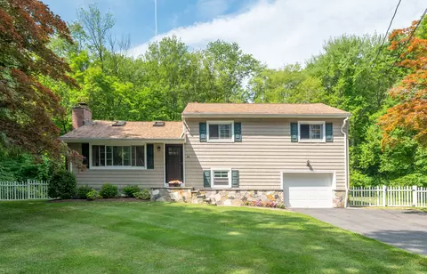 19 Blackwood Rd, Brookfield, CT 06804