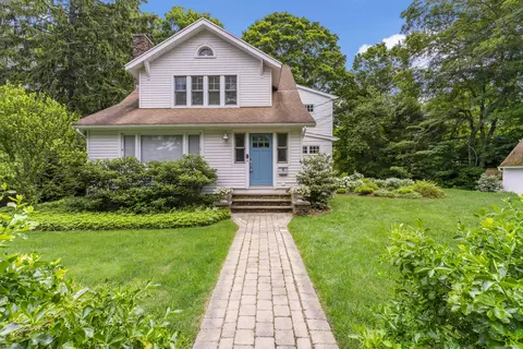 8 Holly Ln, Branford, CT 06405