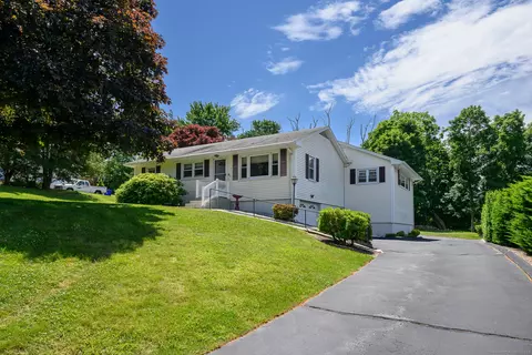 3 Rock Ridge Rd, Waterford, CT 06385