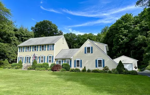 35 Arthurs Ct, Shelton, CT 06484