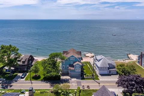 92 Middle Beach Rd, Madison, CT 06443