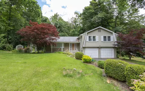 8 Bear Ridge Dr, Bloomfield, CT 06002