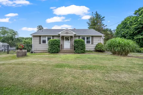 137 Fort Shantok Rd, Uncasville, CT 06382