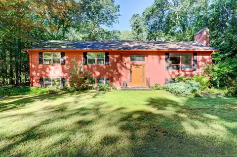 9 Thomas Dr, Mansfield, CT 06268
