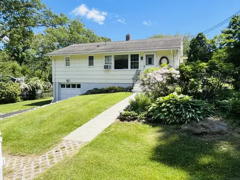 11 Hilltop Ter, Waterford, CT 06385