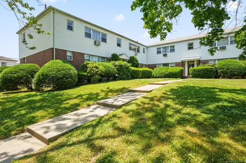 35 Cherry Hill Dr #2A, Bridgeport, CT 06606