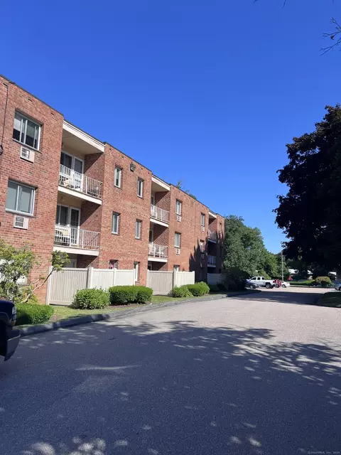 65 Westridge Rd #E3, New London, CT 06320