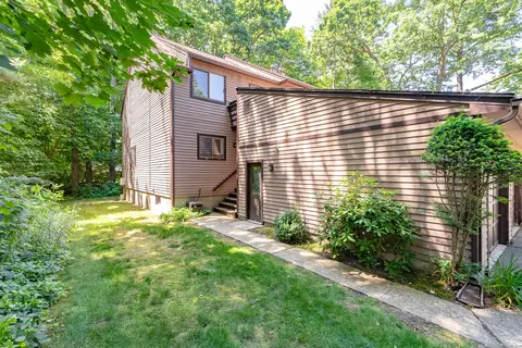 121 Wynwood Dr, Enfield, CT 06082