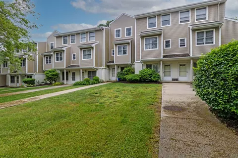 29 Cobblestone Dr, Groton, CT 06340