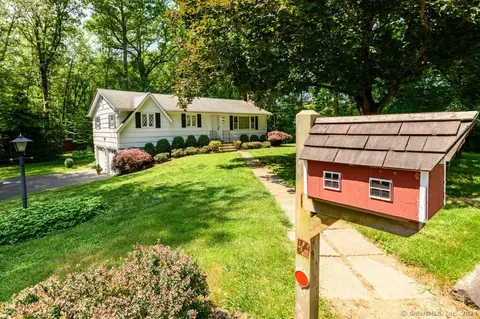 96 Baldwin Dr, Guilford, CT 06437