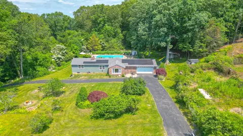192 Kitemaug Rd, Uncasville, CT 06382