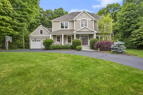 12 Wauneta Rd, Trumbull, CT 06611
