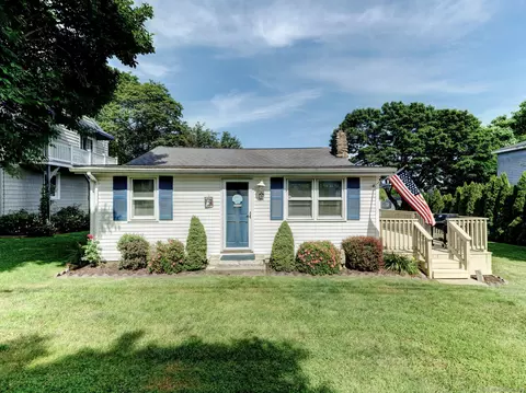 9 Hilltop Rd, East Lyme, CT 06357