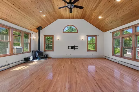 880 Shepard Ave, Hamden, CT 06514