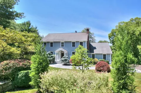 220 Davenport Farm Ln W, Stamford, CT 06903