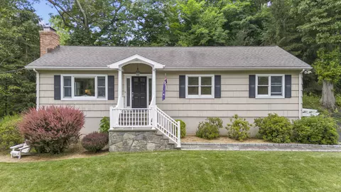 6 Oakwood Ct, Norwalk, CT 06850