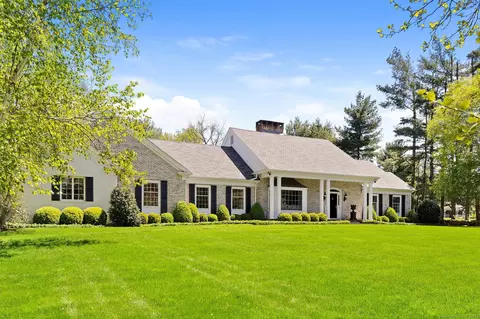 118 Coventry Ln, Fairfield, CT 06824