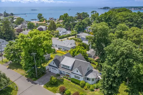 1 Sunset Manor Rd, Branford, CT 06405