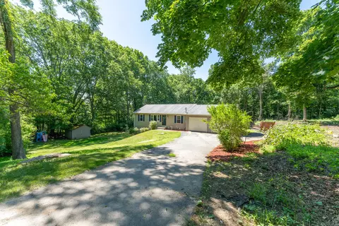 25 Dudley St, Putnam, CT 06260