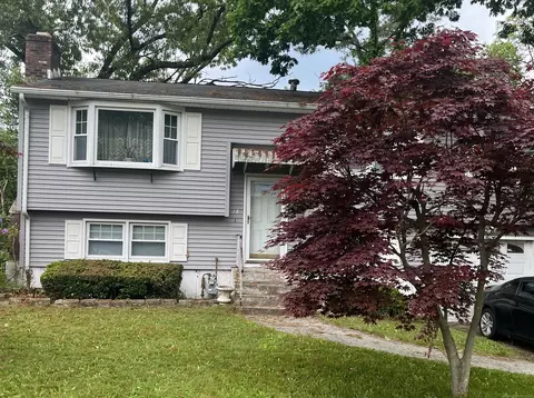 18 Ipswich St, West Haven, CT 06516