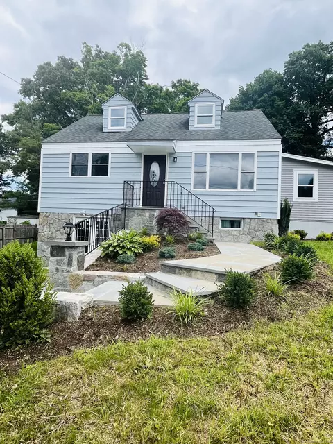 13 Dartmouth Ln, Danbury, CT 06810