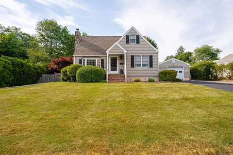 10 Elaine St, Trumbull, CT 06611