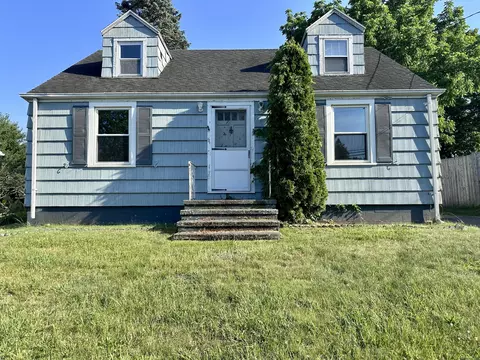 8 Roseleah Dr, Waterford, CT 06385