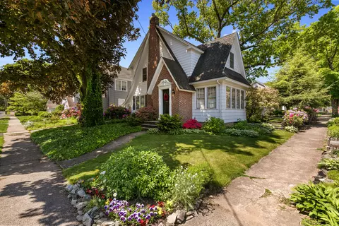 51 Greenway St, Hamden, CT 06517