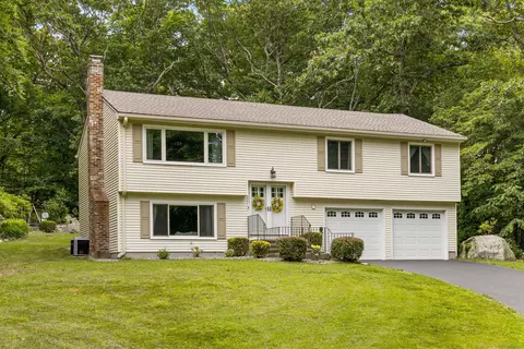7 Little John Ct, Gales Ferry, CT 06335