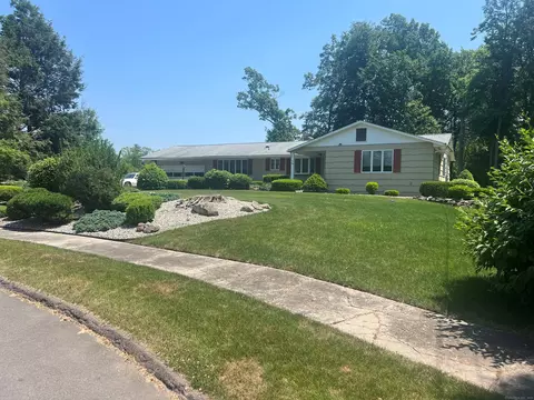 66 Berkeley Ct, Hamden, CT 06518