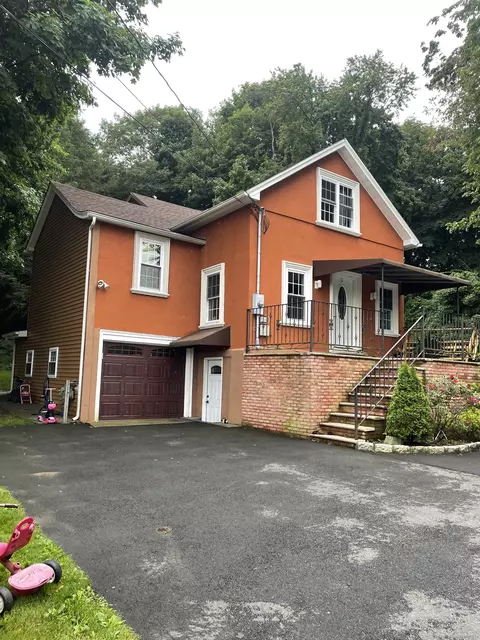 16 Blaine St, Danbury, CT 06810