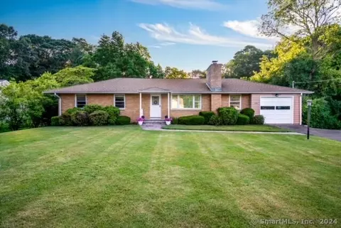1090 Dunbar Hill Rd, Hamden, CT 06514