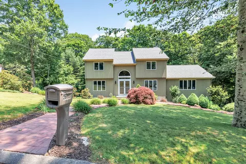 26 Rolling Brook Ln, Shelton, CT 06484