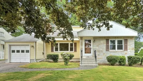 228 Corbin Rd, Hamden, CT 06517