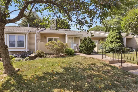 432 Lakeview Dr #432, Southington, CT 06489
