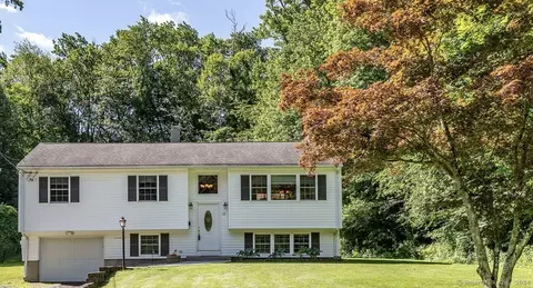 32 Schoolhouse Dr, Danbury, CT 06811