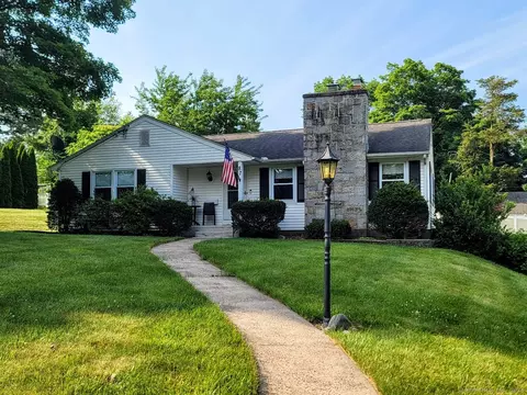 87 Parkview St, Meriden, CT 06451