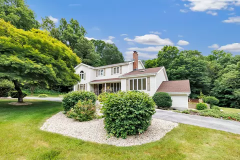 19 Macintosh Dr, Oxford, CT 06478